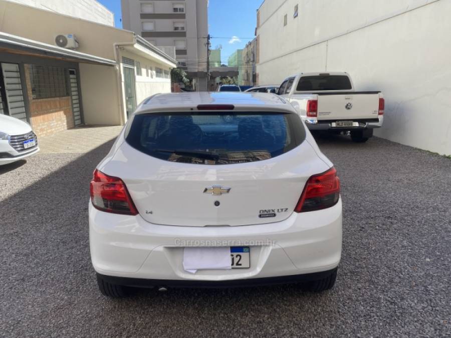 CHEVROLET - ONIX - 2013/2014 - Branca - R$ 51.900,00