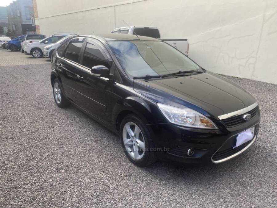FORD - FOCUS - 2010/2011 - Preta - R$ 39.900,00