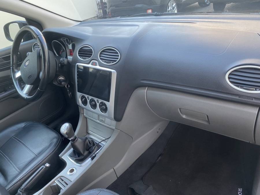 FORD - FOCUS - 2011/2012 - Preta - R$ 42.900,00