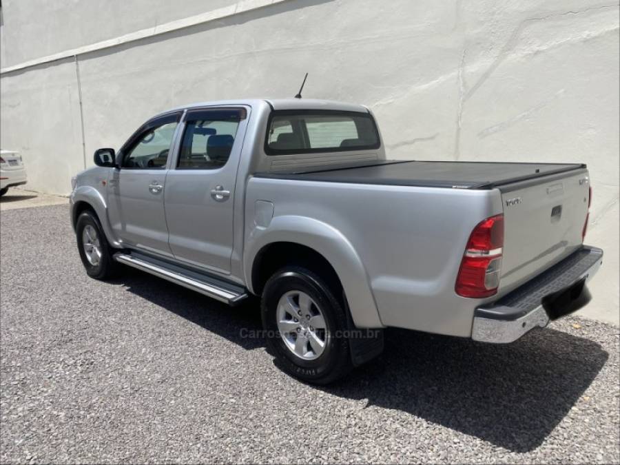 TOYOTA - HILUX - 2014/2014 - Prata - R$ 120.900,00
