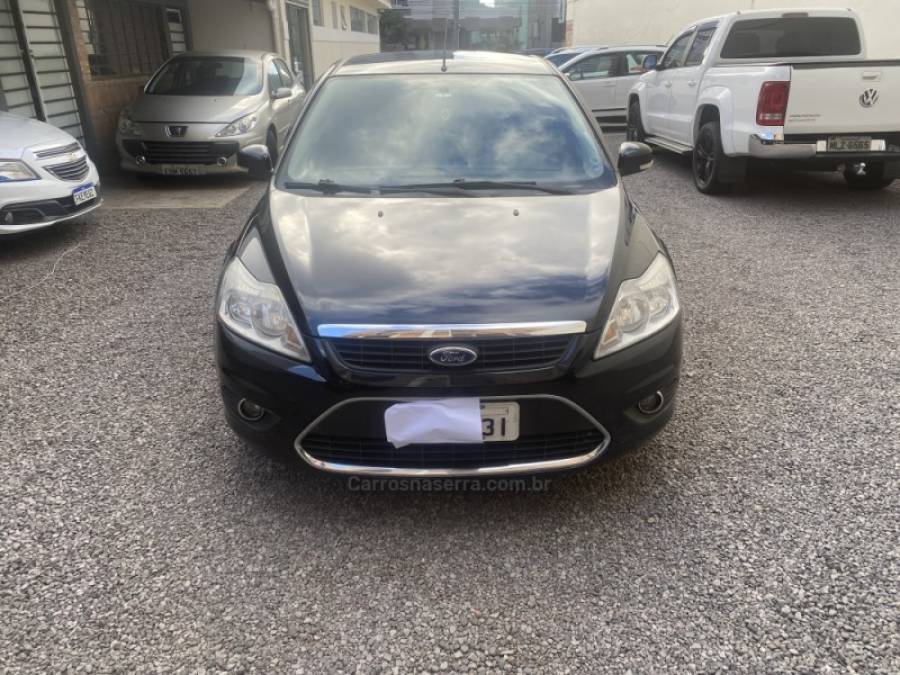 FORD - FOCUS - 2010/2011 - Preta - R$ 39.900,00