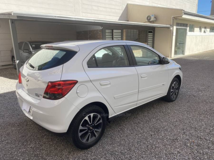 CHEVROLET - ONIX - 2013/2014 - Branca - R$ 51.900,00