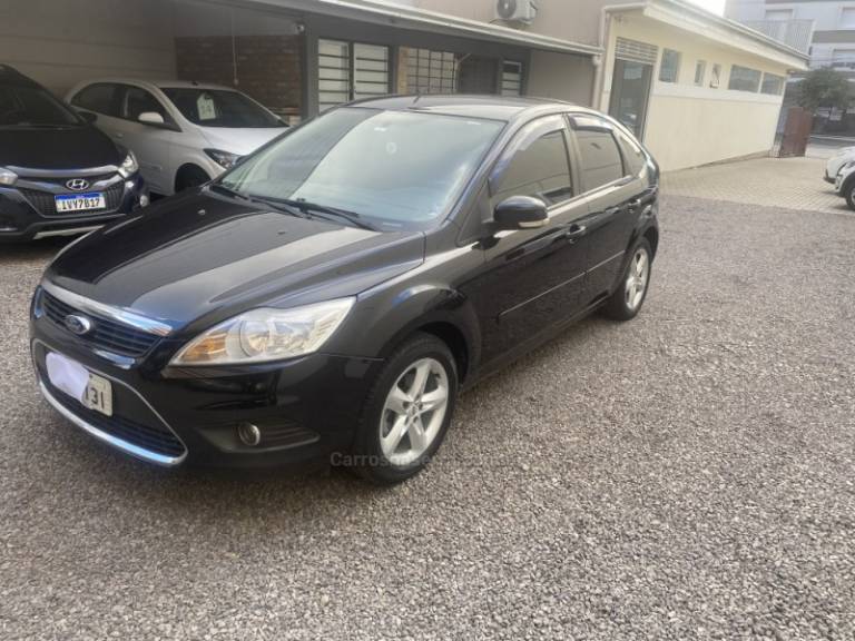FORD - FOCUS - 2010/2011 - Preta - R$ 39.900,00