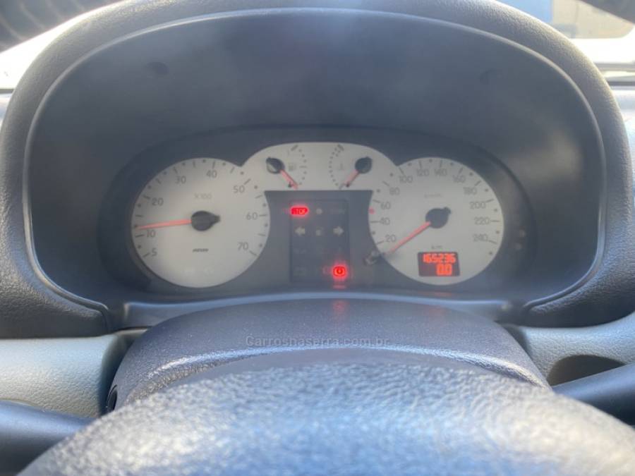 RENAULT - CLIO - 2004/2004 - Prata - R$ 19.900,00