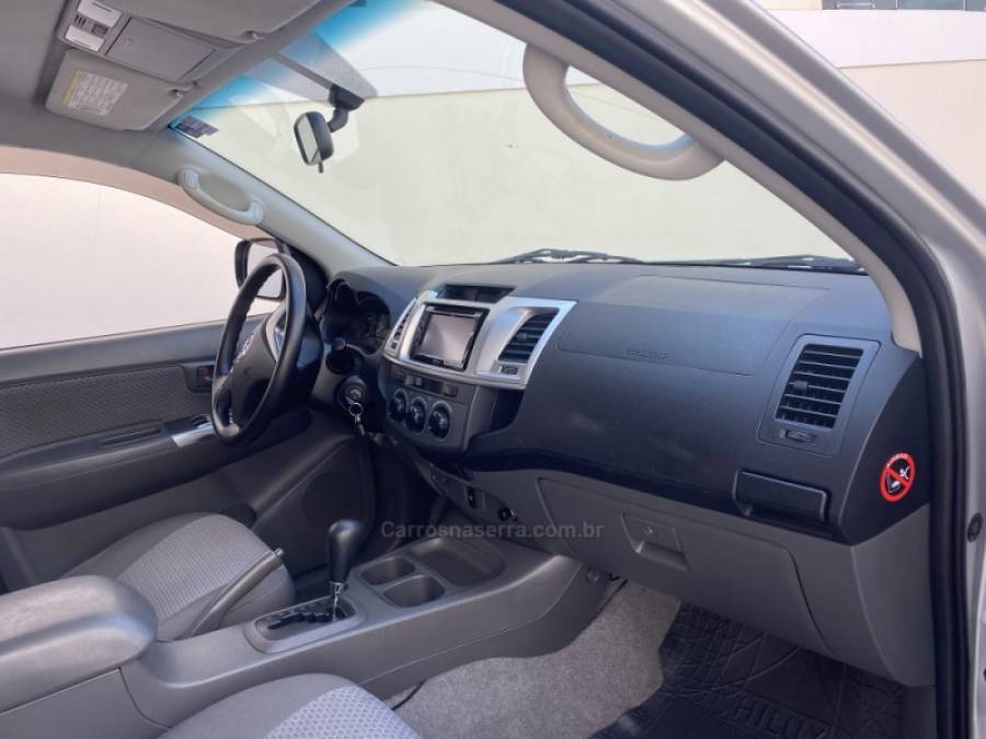 TOYOTA - HILUX - 2014/2014 - Prata - R$ 120.900,00