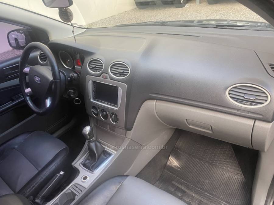 FORD - FOCUS - 2010/2011 - Preta - R$ 39.900,00