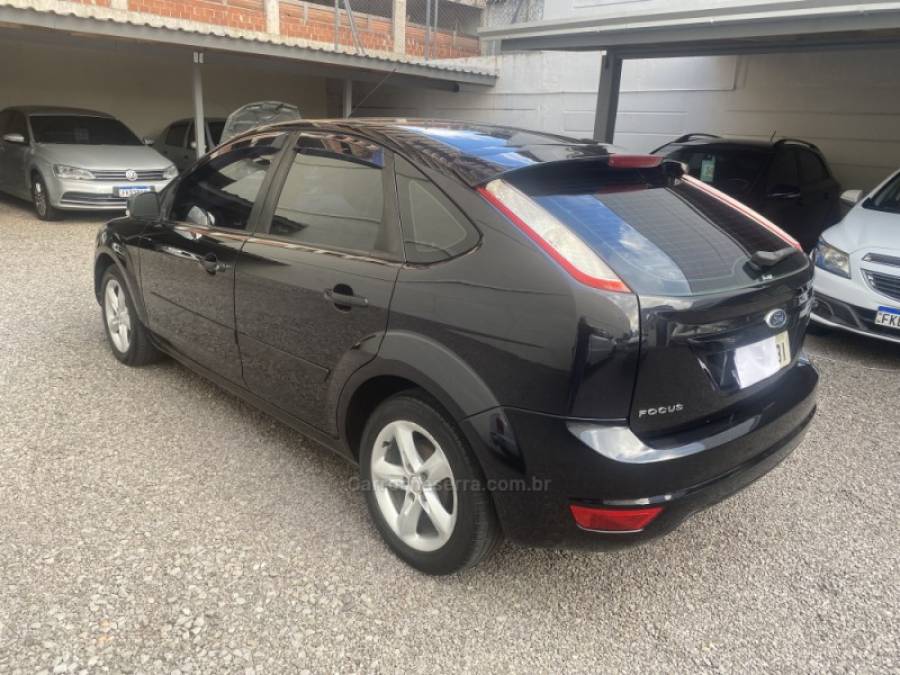 FORD - FOCUS - 2010/2011 - Preta - R$ 39.900,00